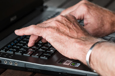 الكتابة على لوحة المفاتيح